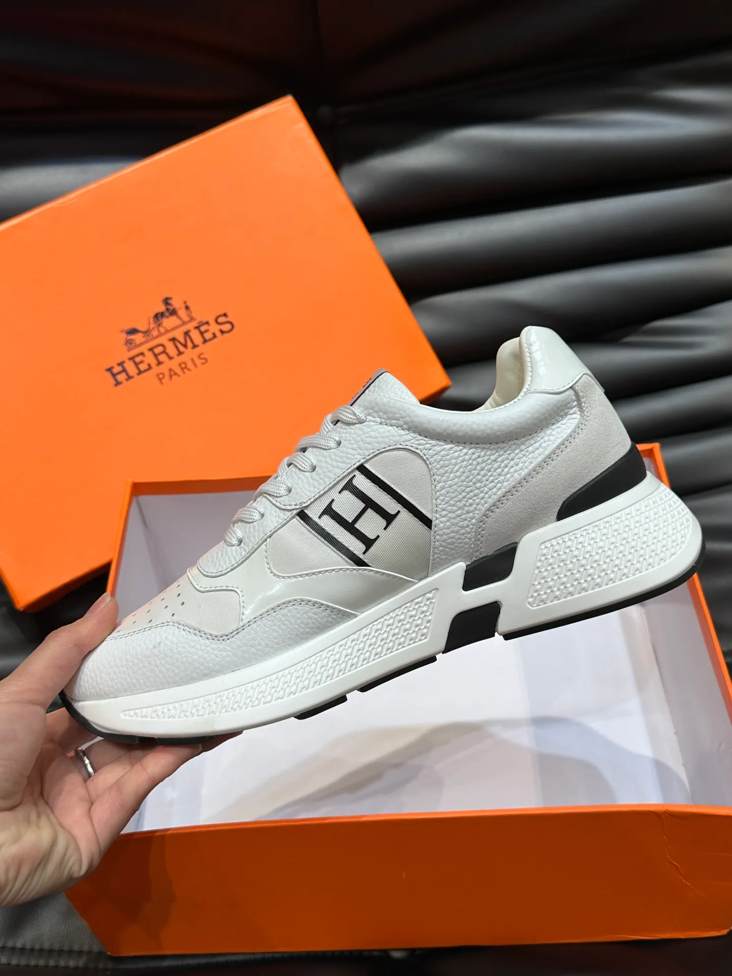 Factory price: 520💰HERMES/Hermes Hugo thick-soled sneakers are casual men's shoes. These sneakers are made of imported first-layer cowhide leather and breathable mesh design. The contrasting color design creates a dynamic and modern shape. The front end of the toe is decorated with natural-color rubber inlays, making it novel and fashionable. The texture is incomparable, with cowhide lining and cowhide foot pads, the upper foot is comfortable and breathable, and the rubber sole is decorated with geometric patterns and iconic "H" details. A very personal one! Size: 39-44 (customized at 38.45)